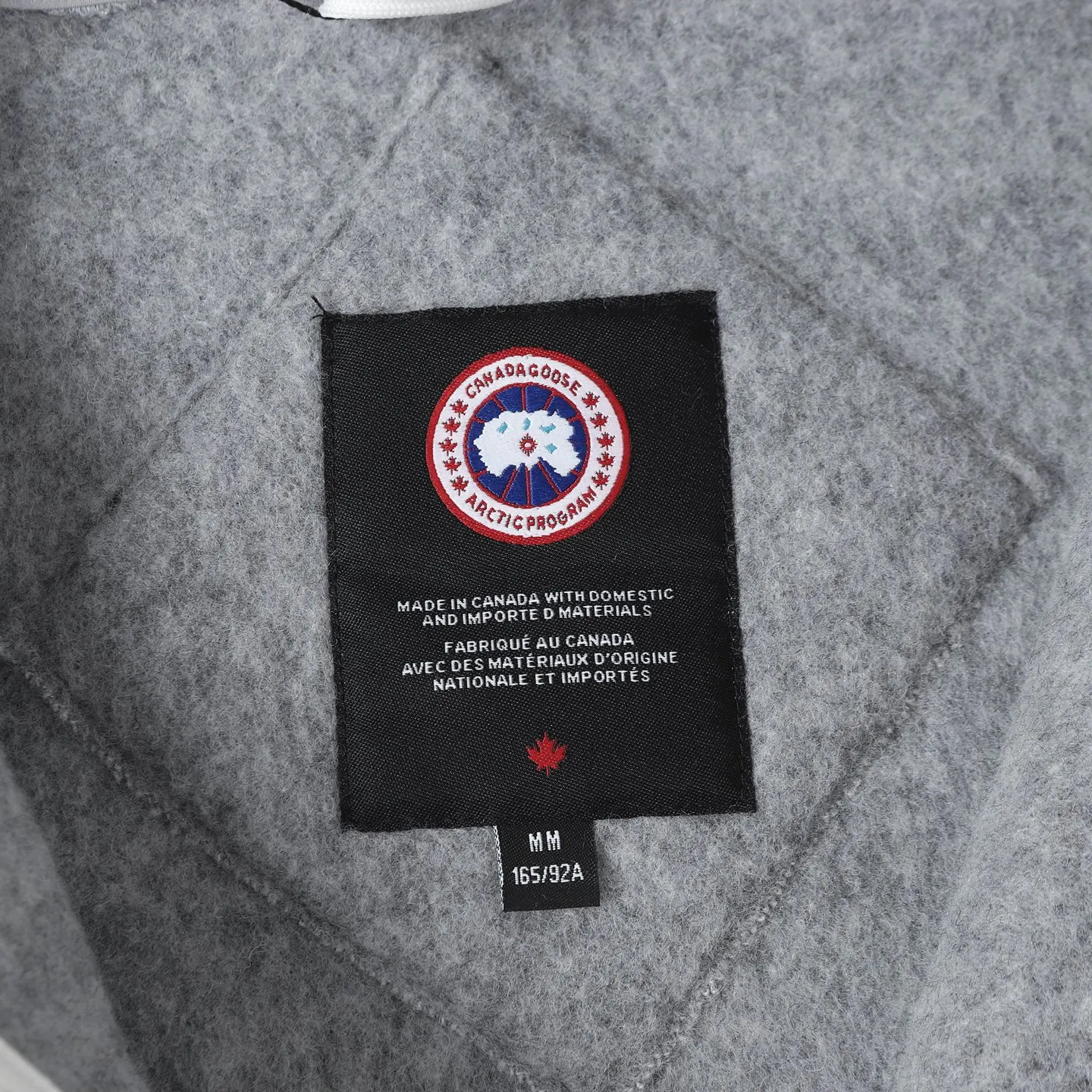 P620 Canada Goose/ Chilliwa series cashmere bomber jacket, exclusive customized wool fabric, containing 60% wool content! Super lightweight, soft and warm! The high-tech breathable space cotton liner makes the entire shape very stiff and soft, comfortable and lightweight at the same time. Breathable, soft, non-stuffy, lightweight, stylish, and non-deformable. The iconic double-stripe reflective strips are designed on the back of the collar and splicing. No detail is missed. The front placket allows you to easily cope with seasonal changes and calmly resist bad weather. High-density badges. All threaded accessories are customized. Loose fit and adjustable drawstring. Not bloated at all. Quite fashionable. It can be said to be a very unique design. This year's must-have style is for men and women. Size: S-L